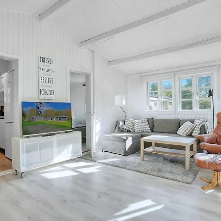 Taet Pa Sandstrand Og Skov